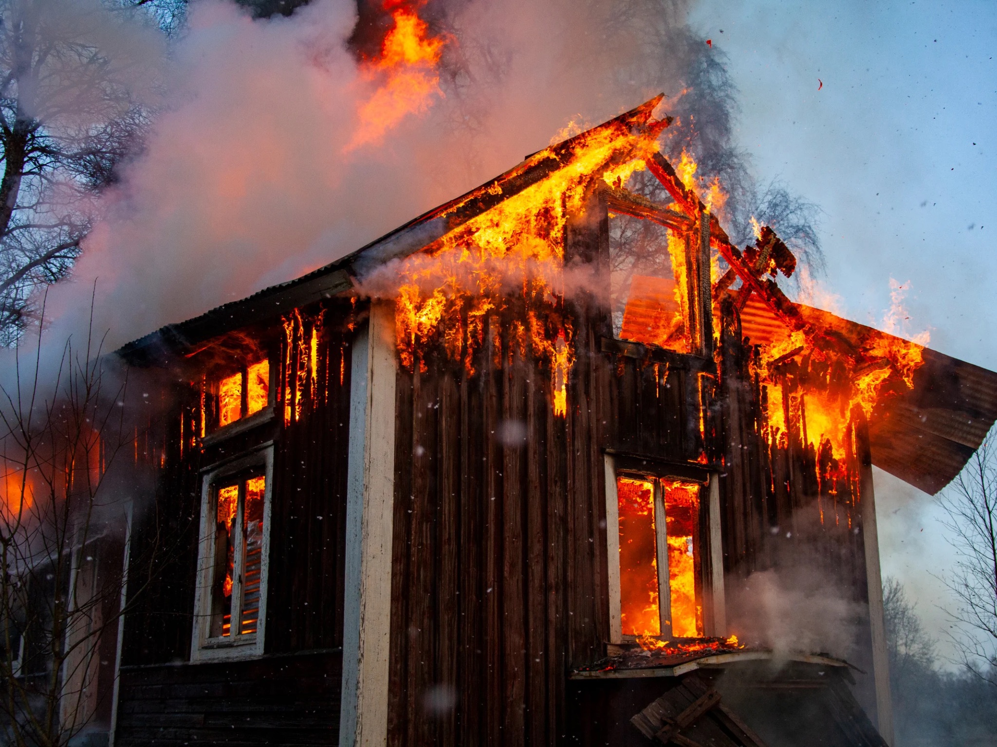 House on fire illustrating the importance of fire-resistant granny flats in bushfire-prone areas like Hervey Bay.